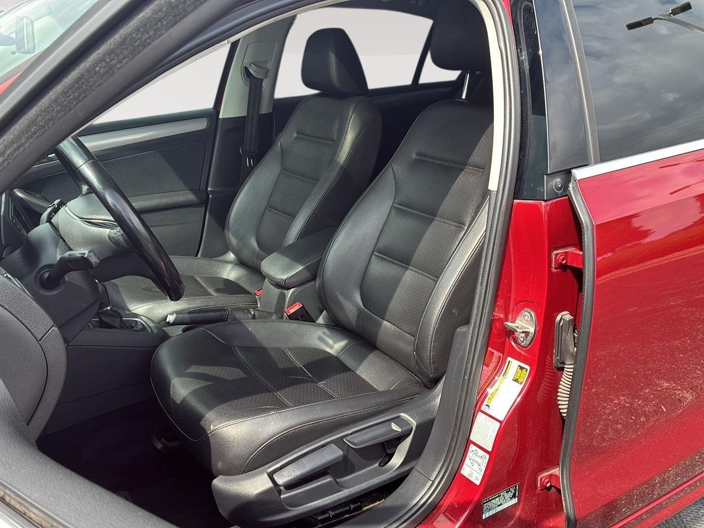Used 2017 Cardinal Red Metallic Volkswagen 1.4T SE image 3