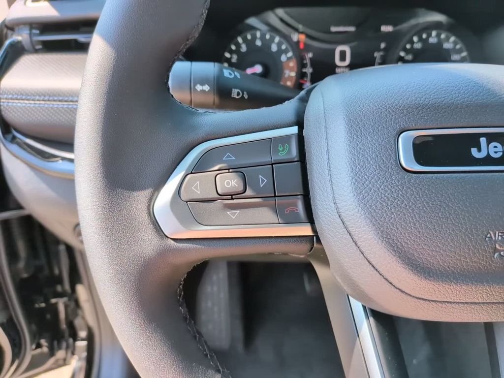 New 2026 Diamond Black Crystal Pearlcoat Jeep Latitude image 21