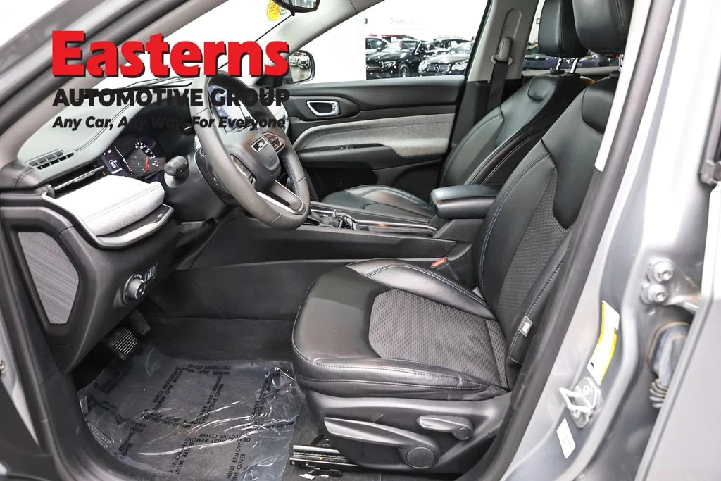 Used 2022 Silver Jeep Latitude image 13