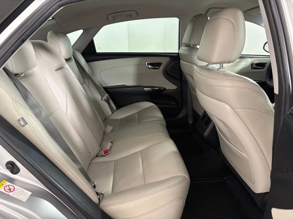 Used 2018 Silver Toyota XLE image 35