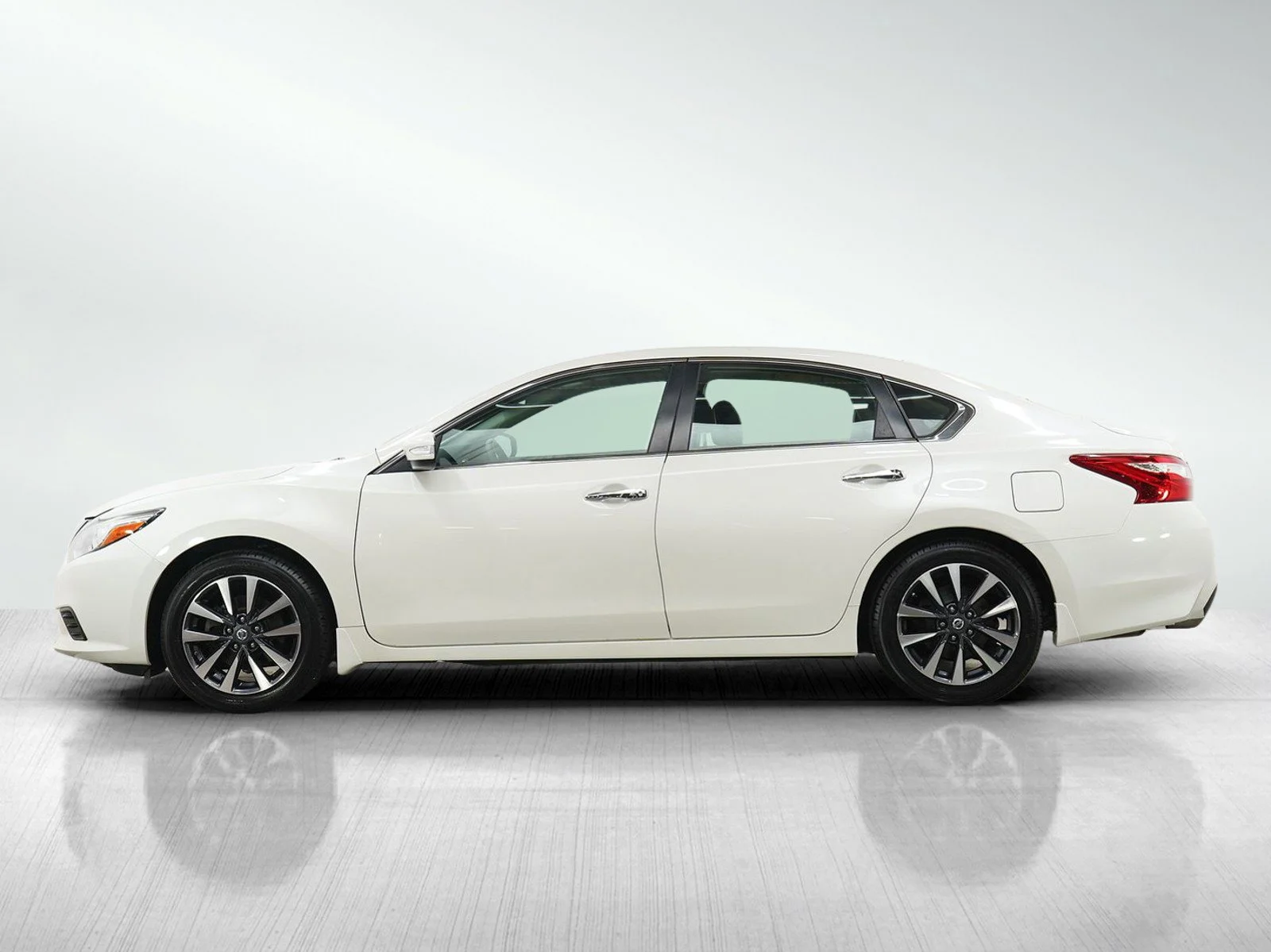 Used 2016 Nissan Altima SV with VIN 1N4AL3AP8GC258709 for sale in Minneapolis, Minnesota