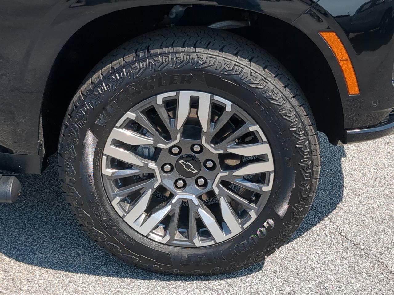 2025 Chevrolet Suburban Z71 - Photo 10