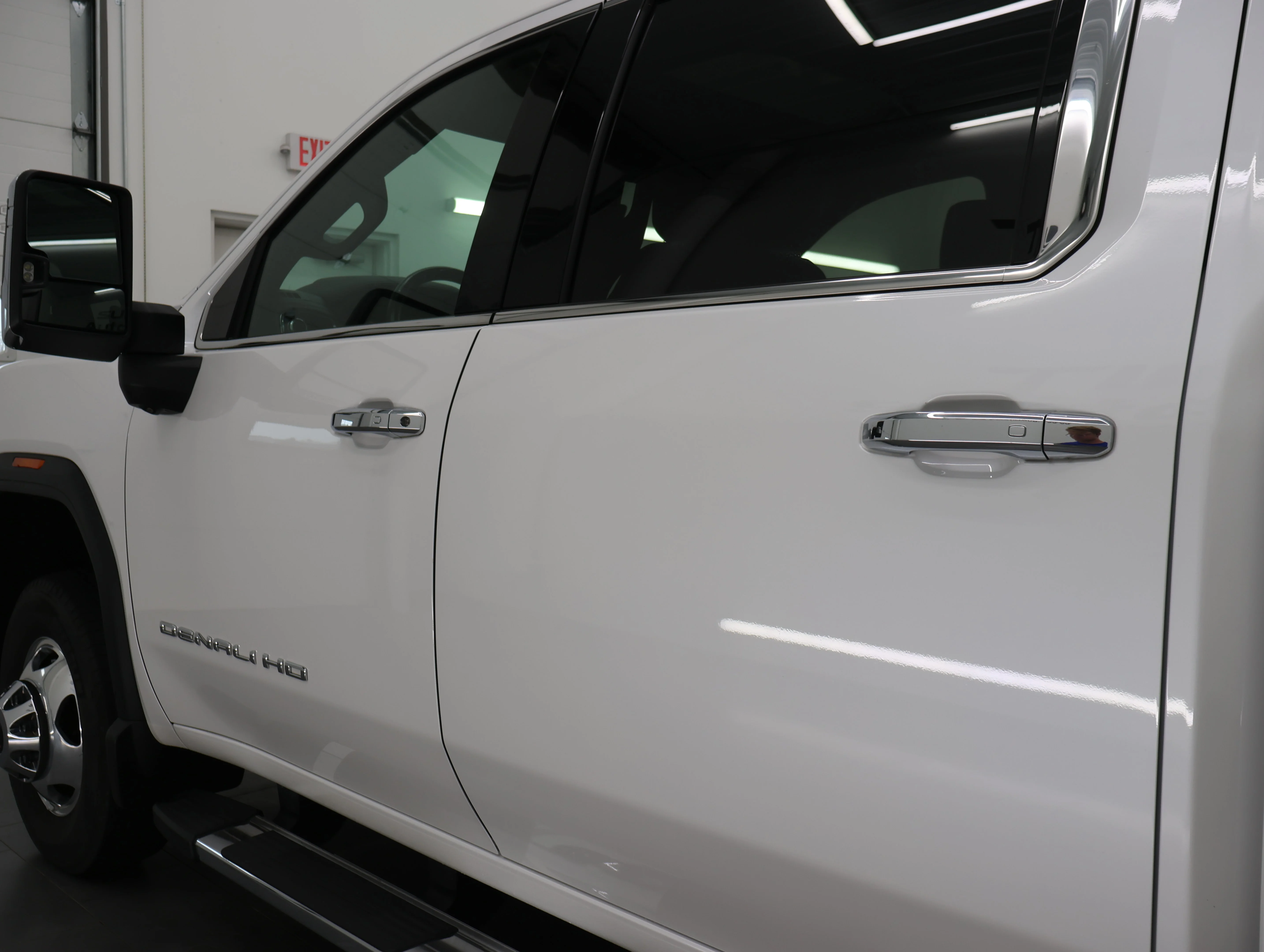 Used 2022 White Frost Tricoat GMC Denali image 42