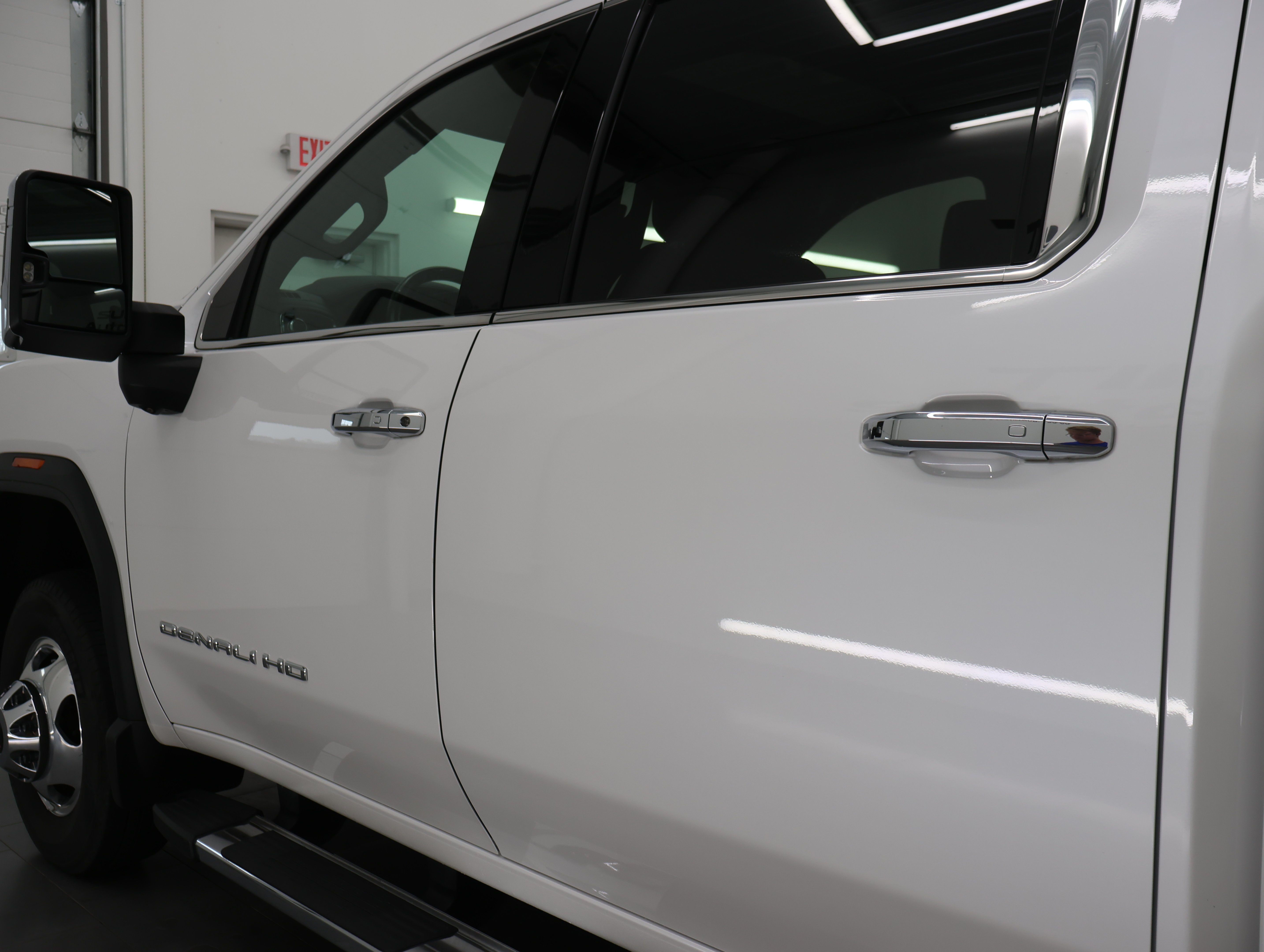Used 2022 White Frost Tricoat GMC 4x4 Crew Cab Denali DRW: CREW-LONG-DRW-DENALI ULTIMATE-NAV-MOON-360 CAM-DIESEL-1 OWNER image 42