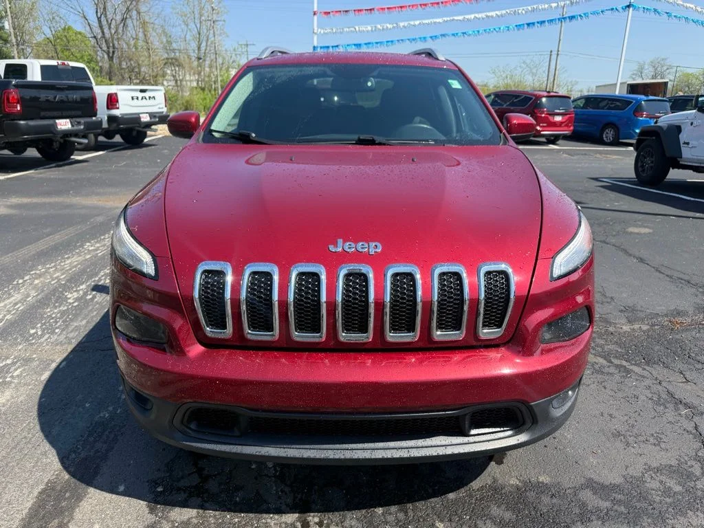 Used 2017 Red Jeep Latitude image 3