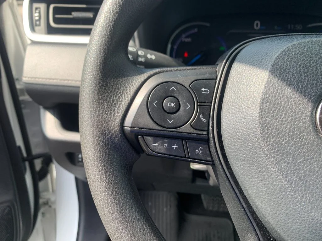 Used 2025 White Toyota XLE image 27