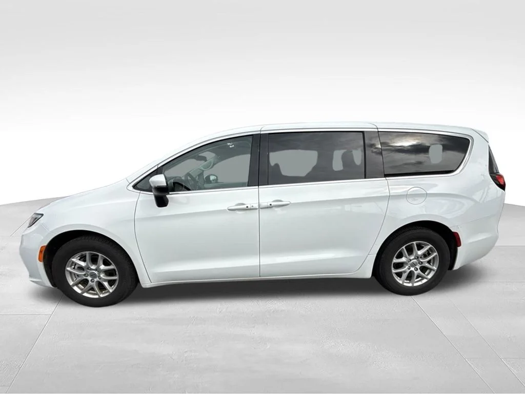 Used 2023 White Chrysler Touring L image 6