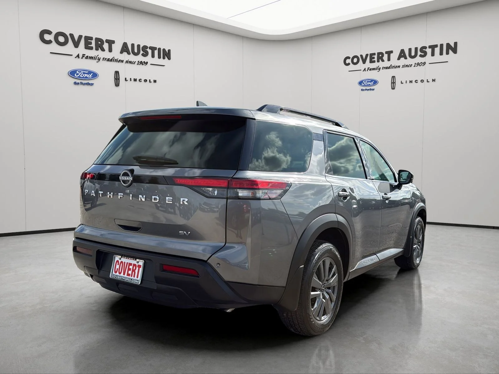 Used 2024 Gray Nissan SV image 5