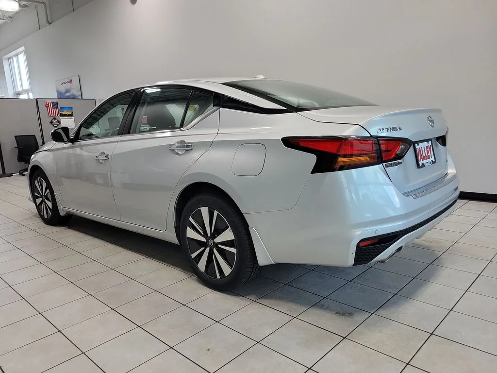 Used 2020 Silver Nissan 2.5 SL image 6