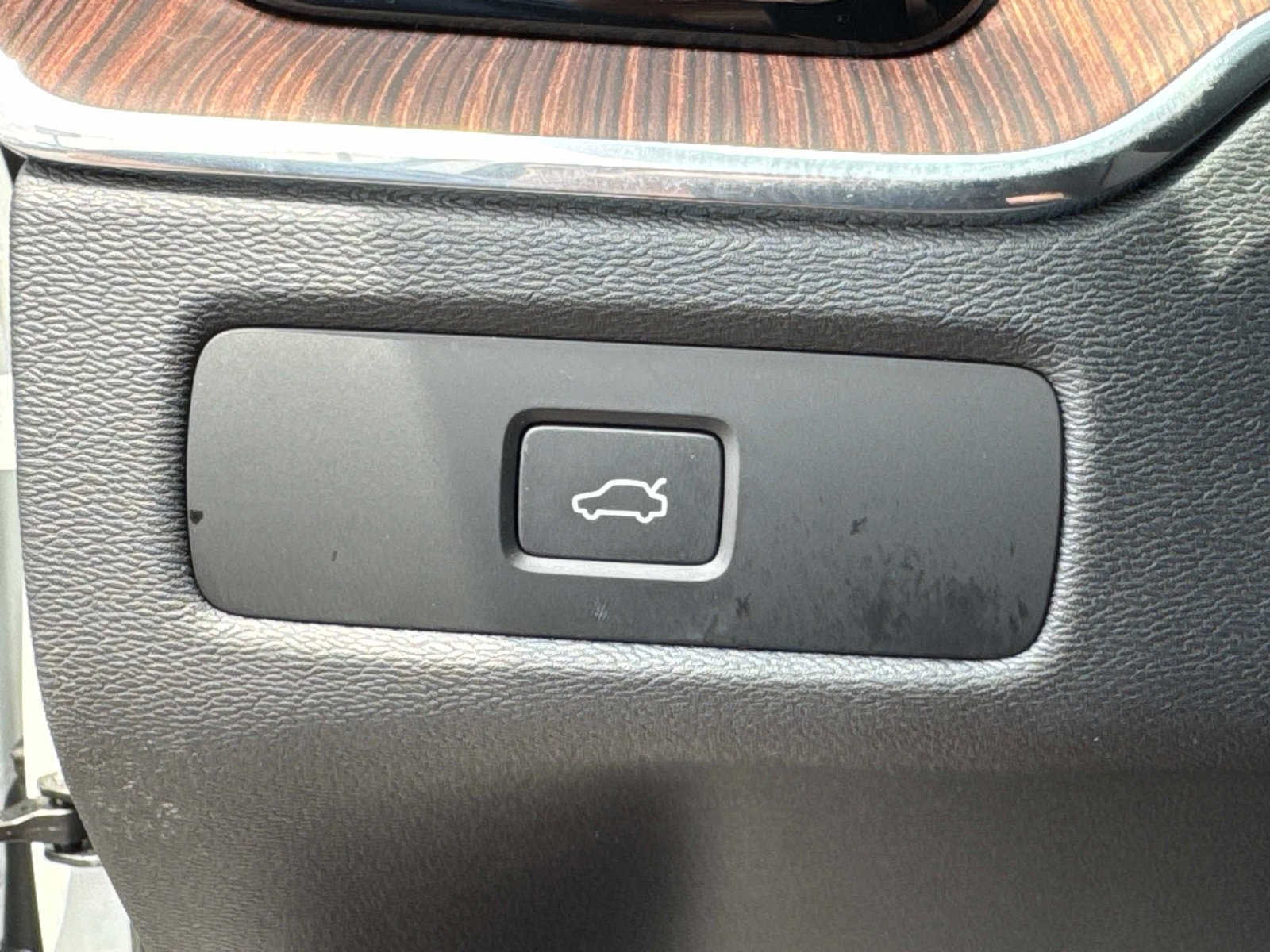 Used 2023 Crystal White Volvo Ultimate Bright Theme image 29