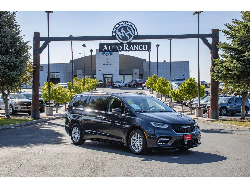 2021 Chrysler Pacifica Touring L's photo