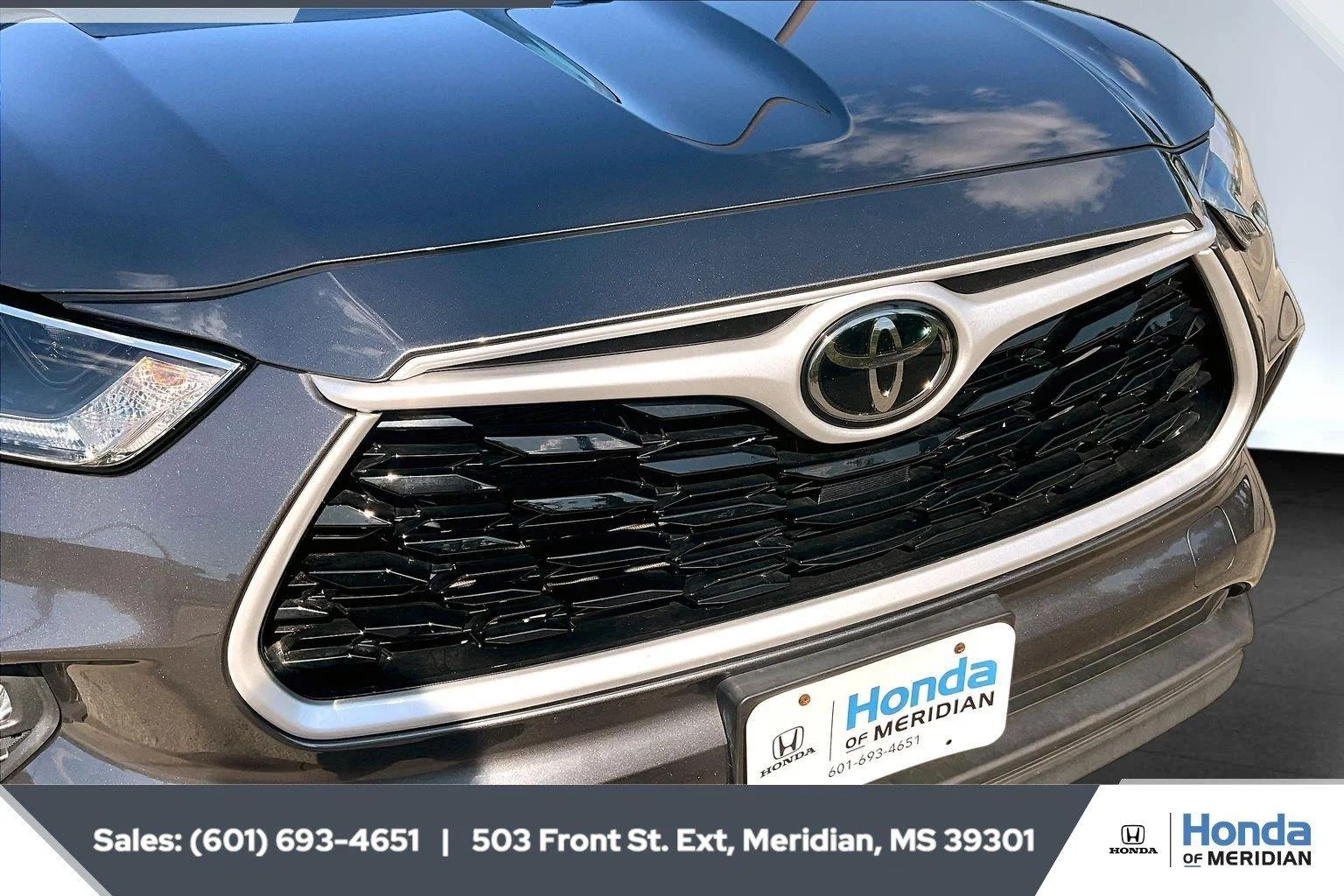 Used 2021 Magnetic Gray Metallic Toyota XLE image 22