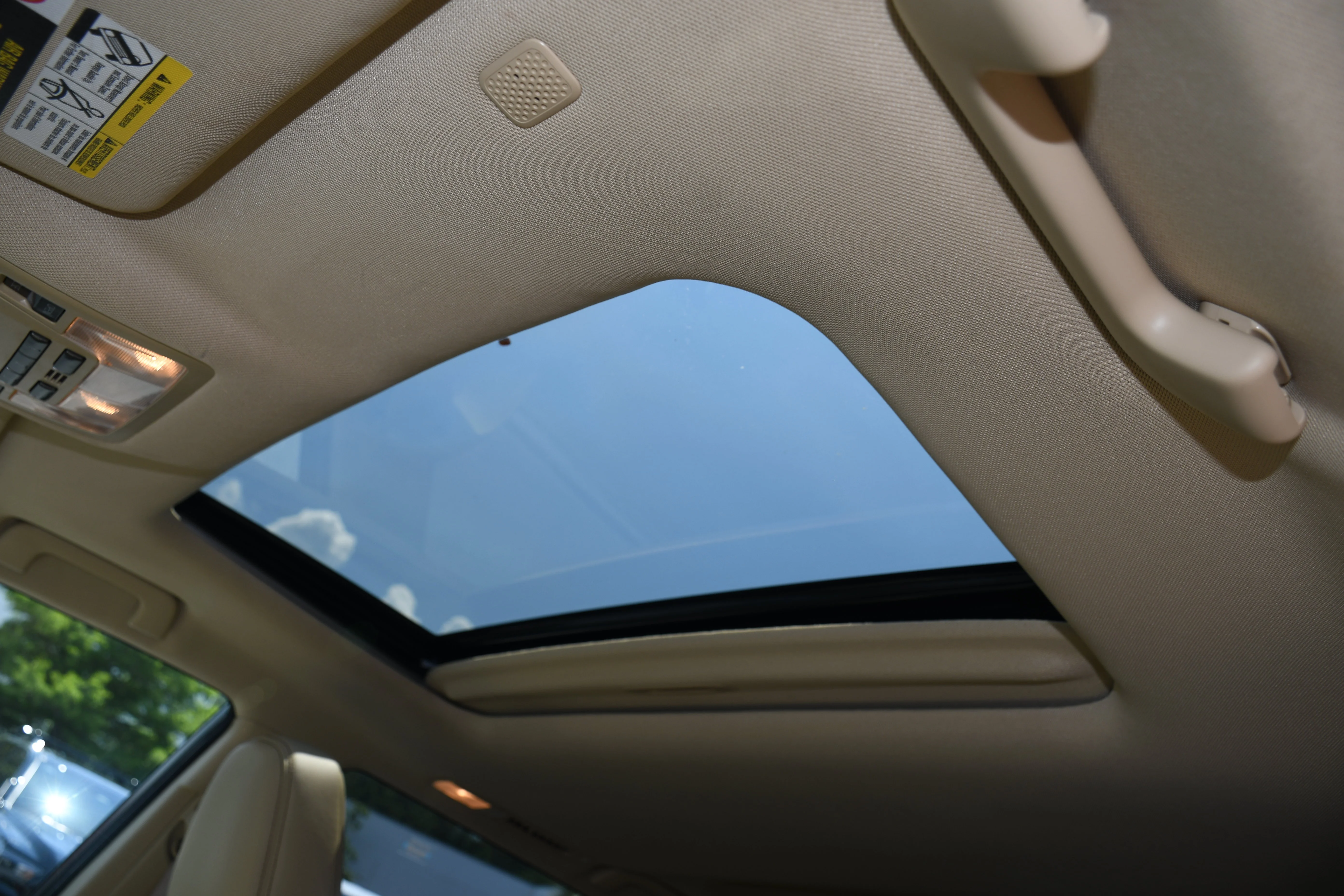 Used 2018 White Toyota XLE image 7