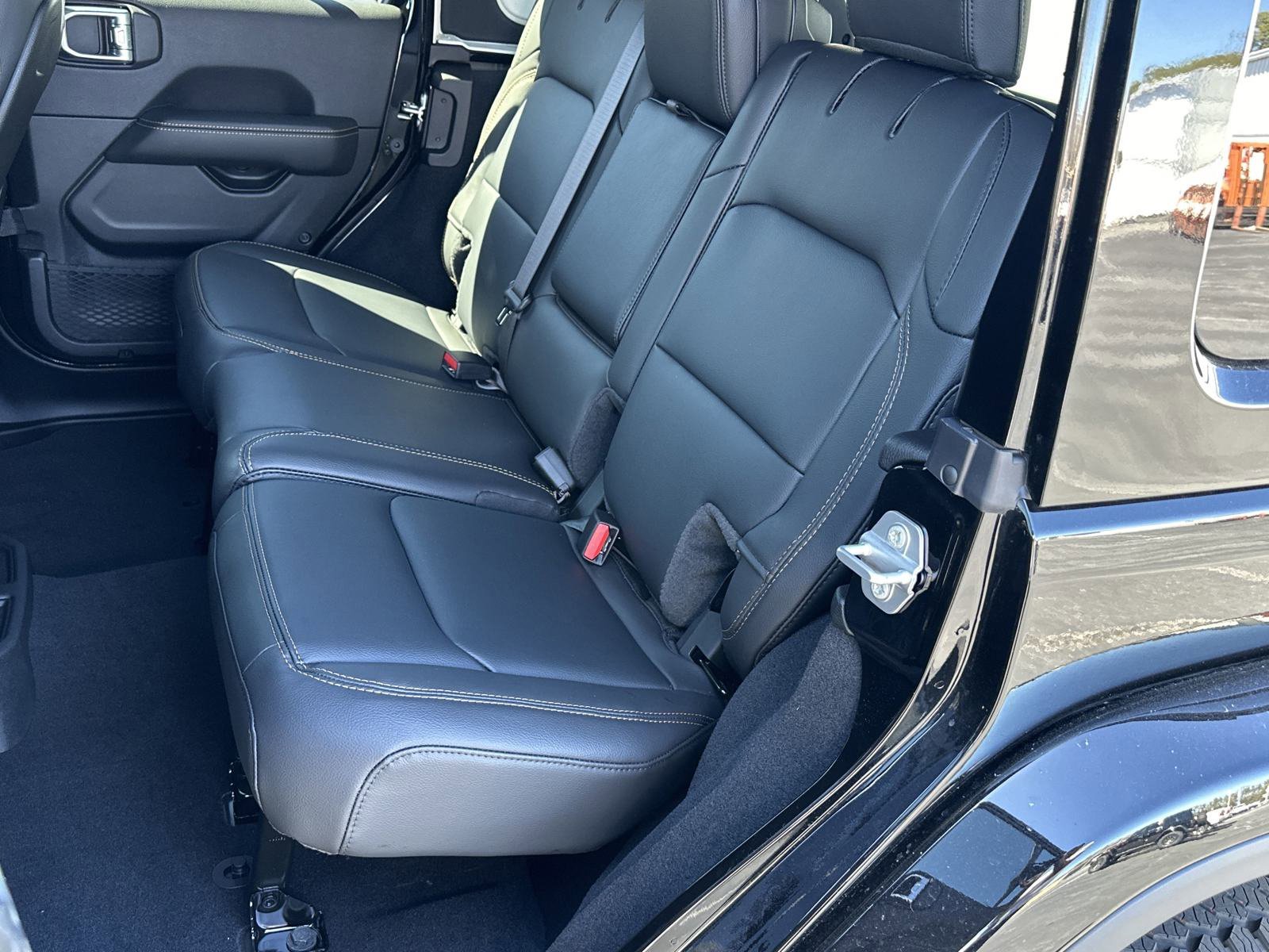 2025 Jeep Wrangler 4-Door Sahara - Photo 21