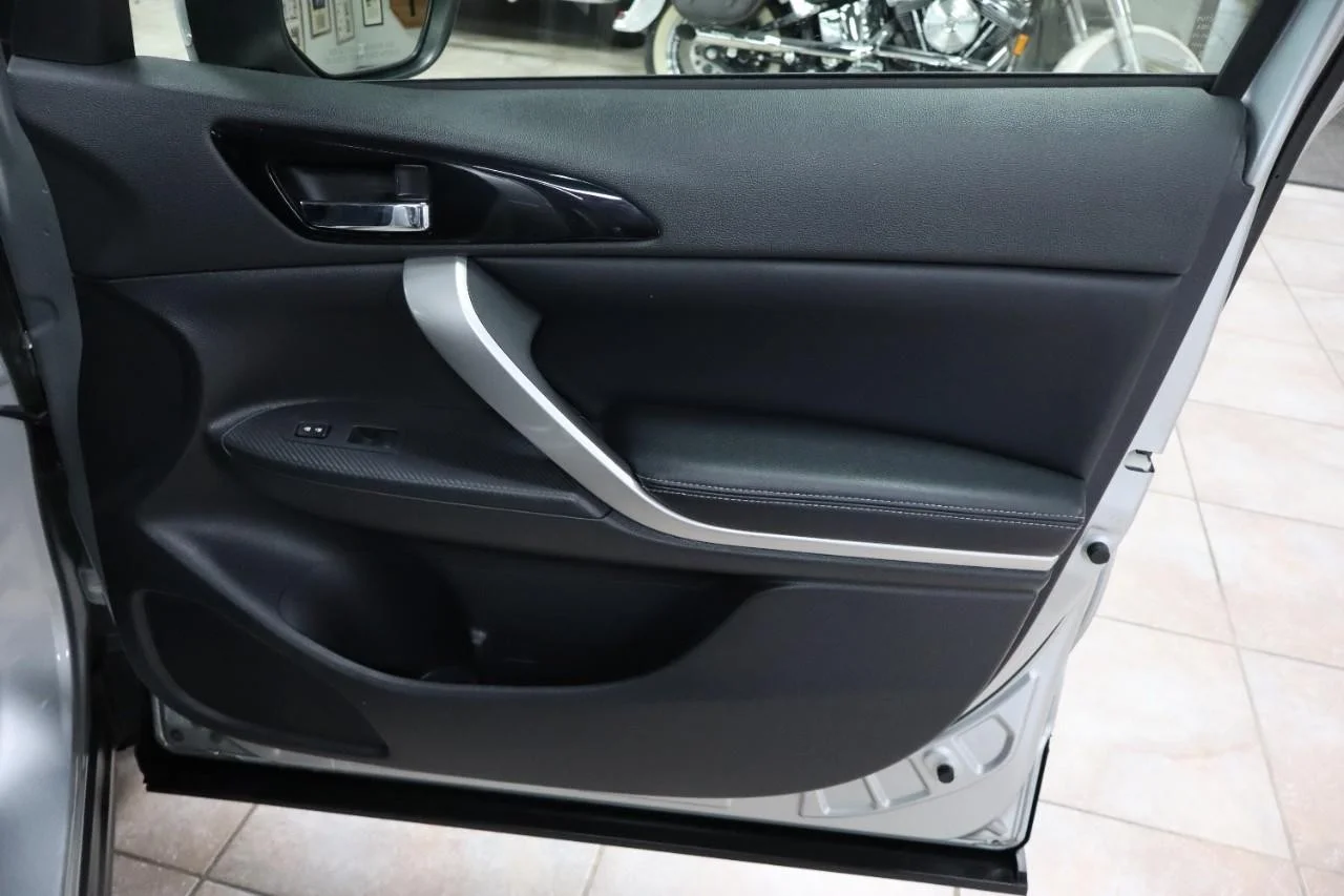Used 2024 Alloy Silver Metallic Mitsubishi SE image 28