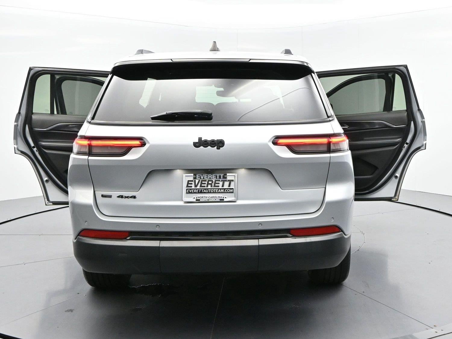 Used 2021 Silver Jeep Altitude image 38