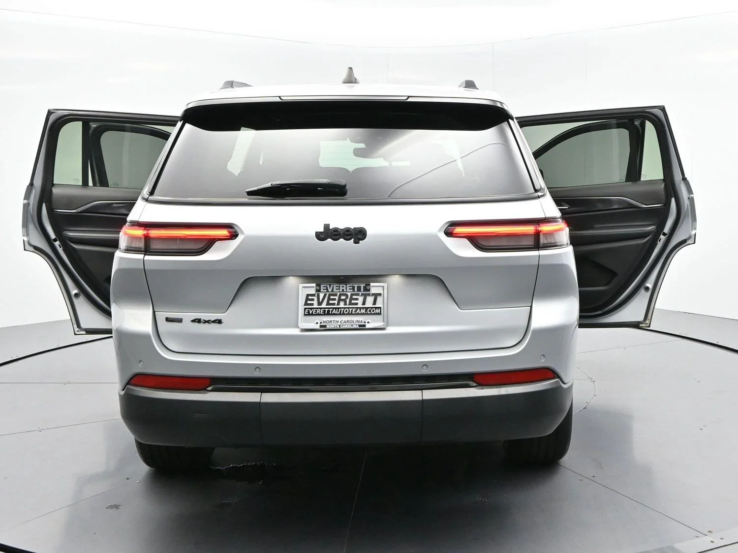 Used 2021 Silver Jeep Altitude image 38