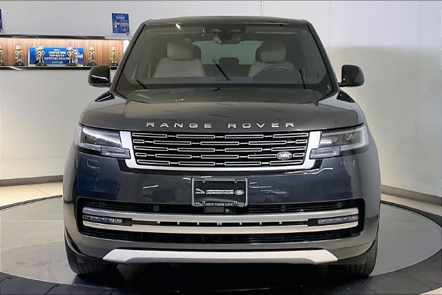 Used 2024 Gray Land Rover SE image 2