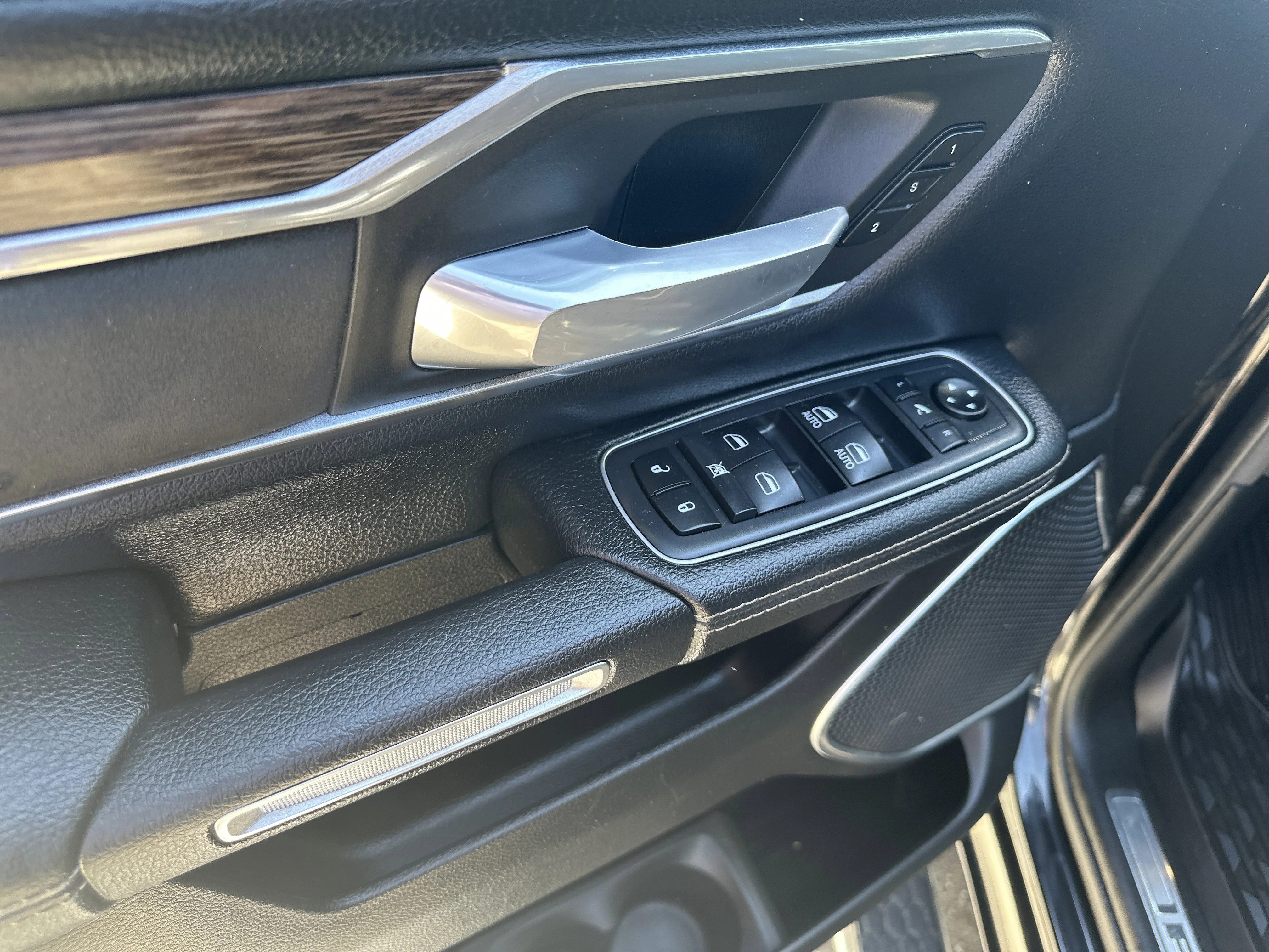 Used 2020 Diamond Black Crystal Pearlcoat Ram Laramie image 27