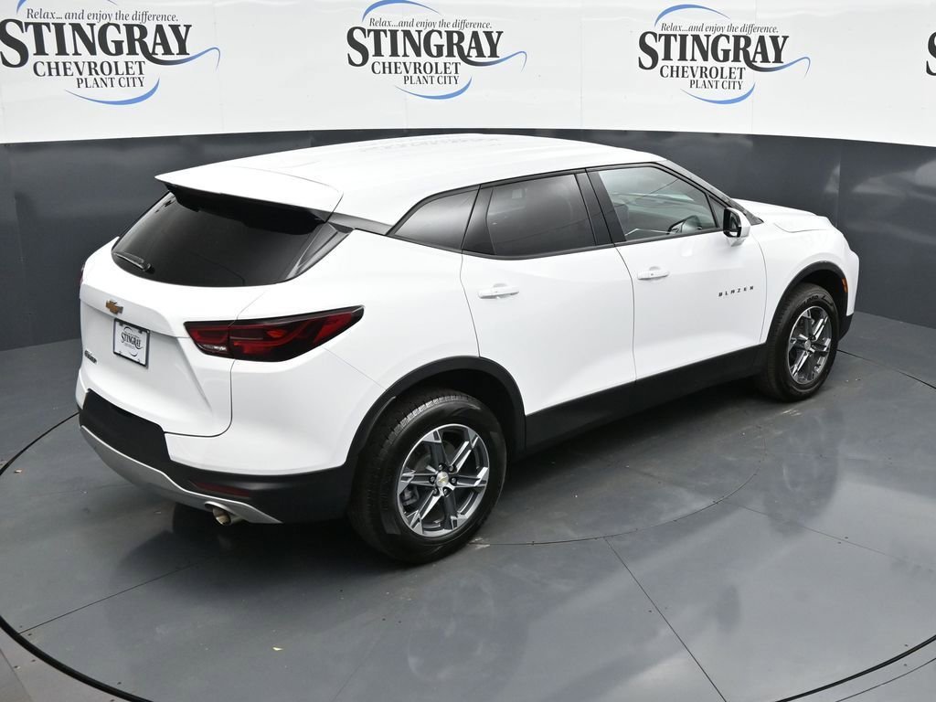 Used 2025 Summit White Chevrolet 2LT image 24