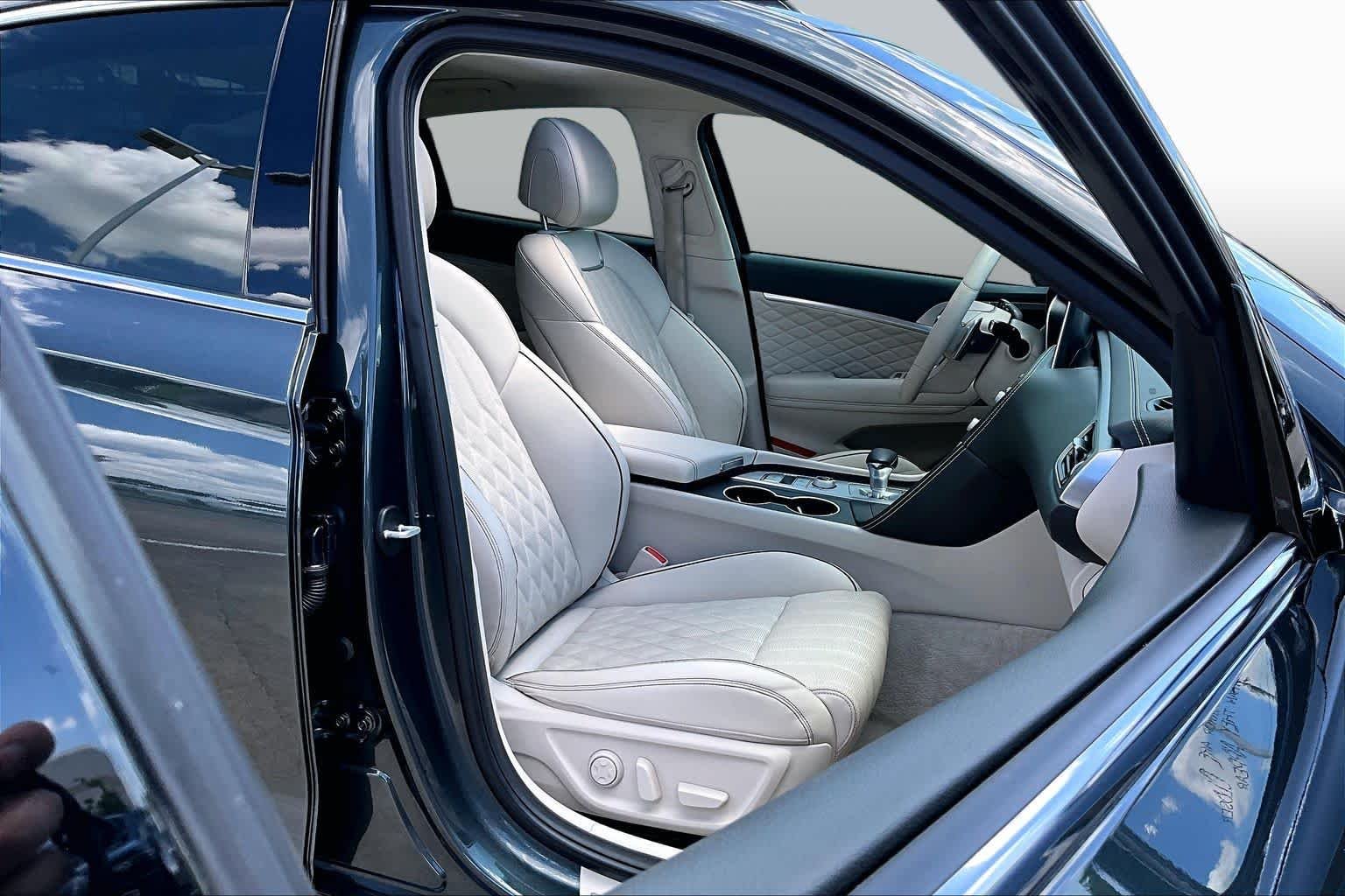 Used 2019 Black Forest Green Genesis 3.3T Design image 9