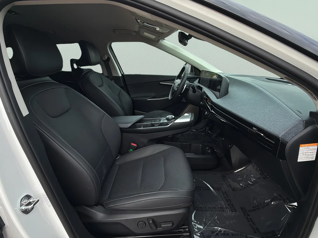 Used 2023 Snow White Pearl Kia Wind image 21