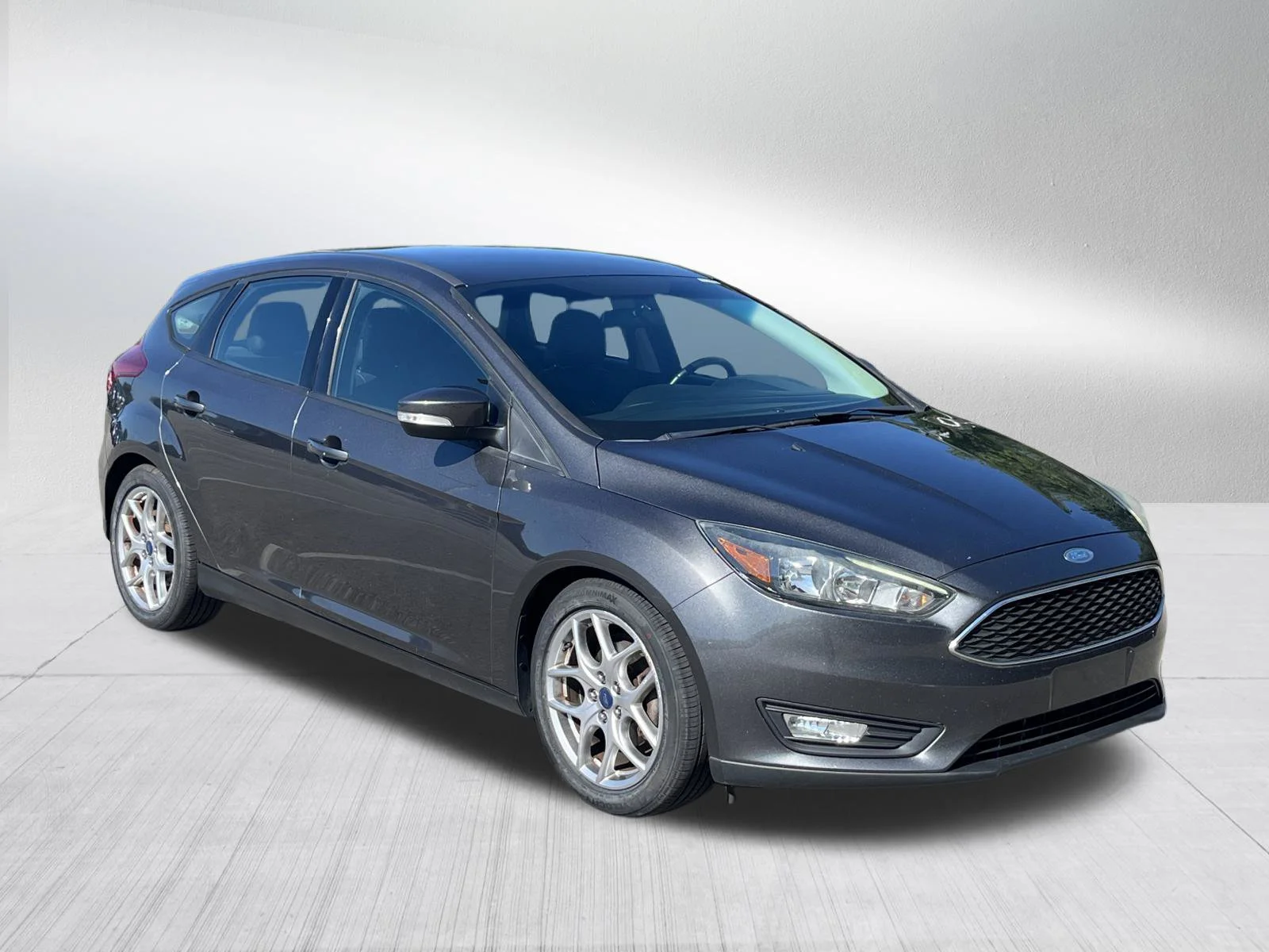 Used 2015 Magnetic Ford SE image 1