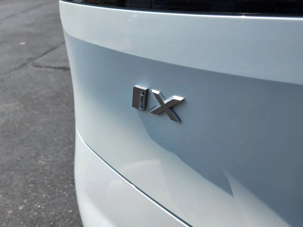 Used 2026 White Metallic BMW xDrive60 image 31