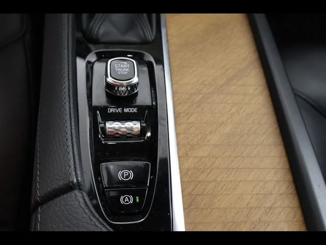 Used 2021 Black Volvo T6 Momentum image 17