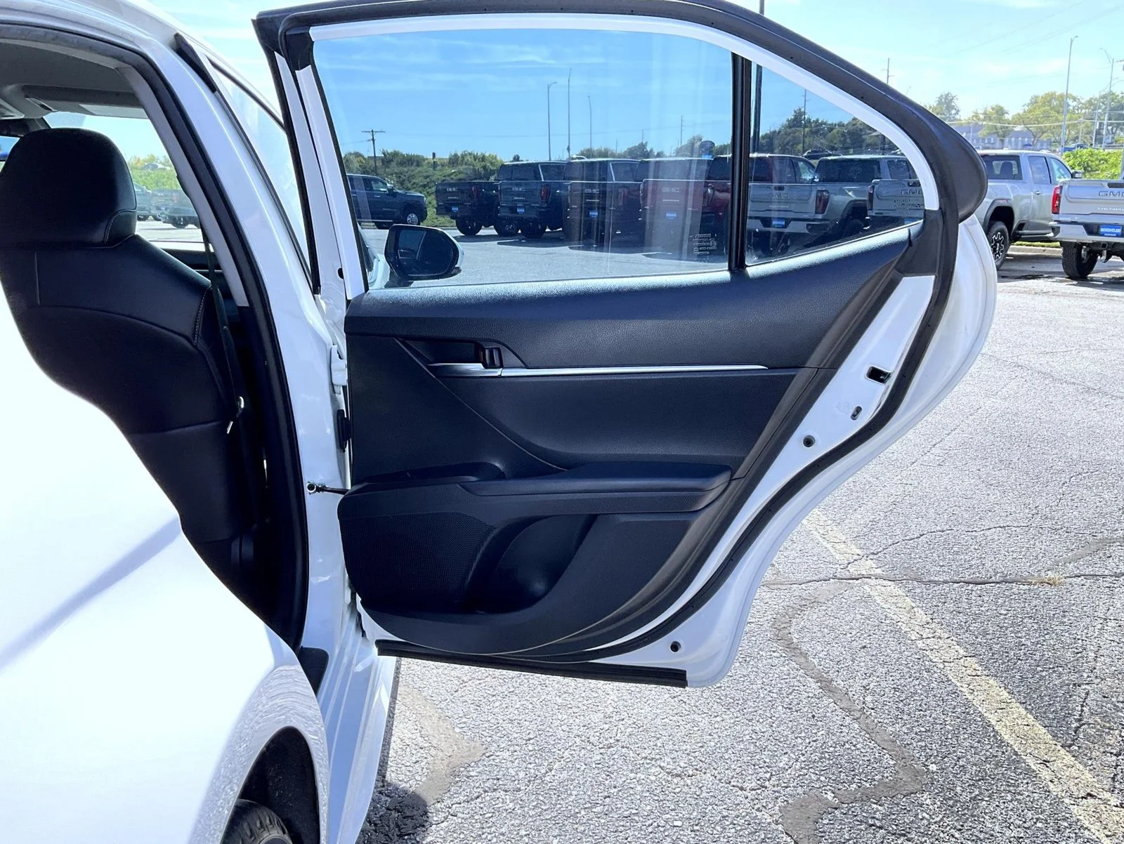 Used 2022 White Toyota SE image 17