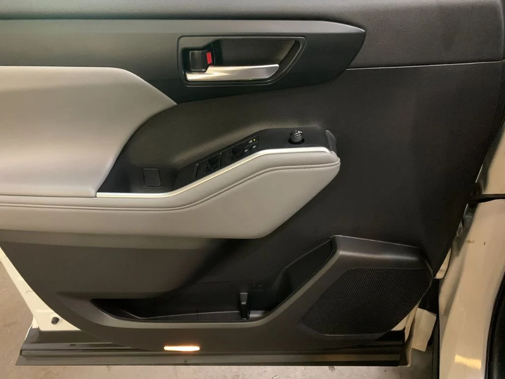 Used 2022 Beige Toyota XLE image 12