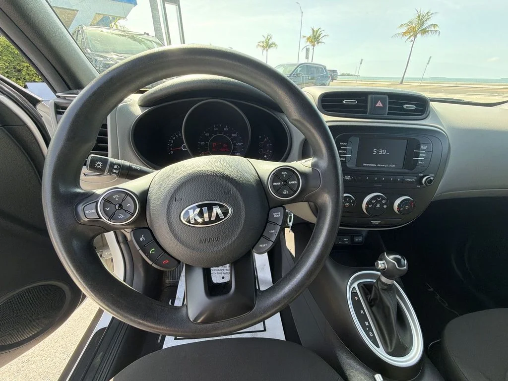 Used 2018 White Kia Base image 18