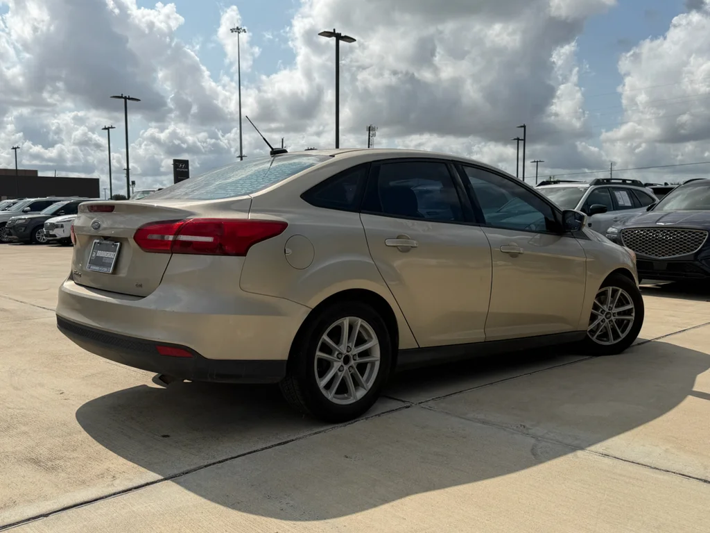 Used 2018 White Gold Metallic Ford SE image 6