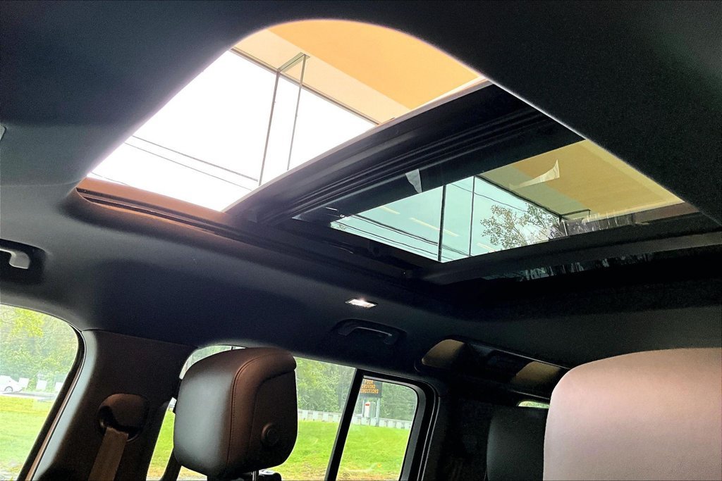 New 2026 White Land Rover X-Dynamic SE image 19