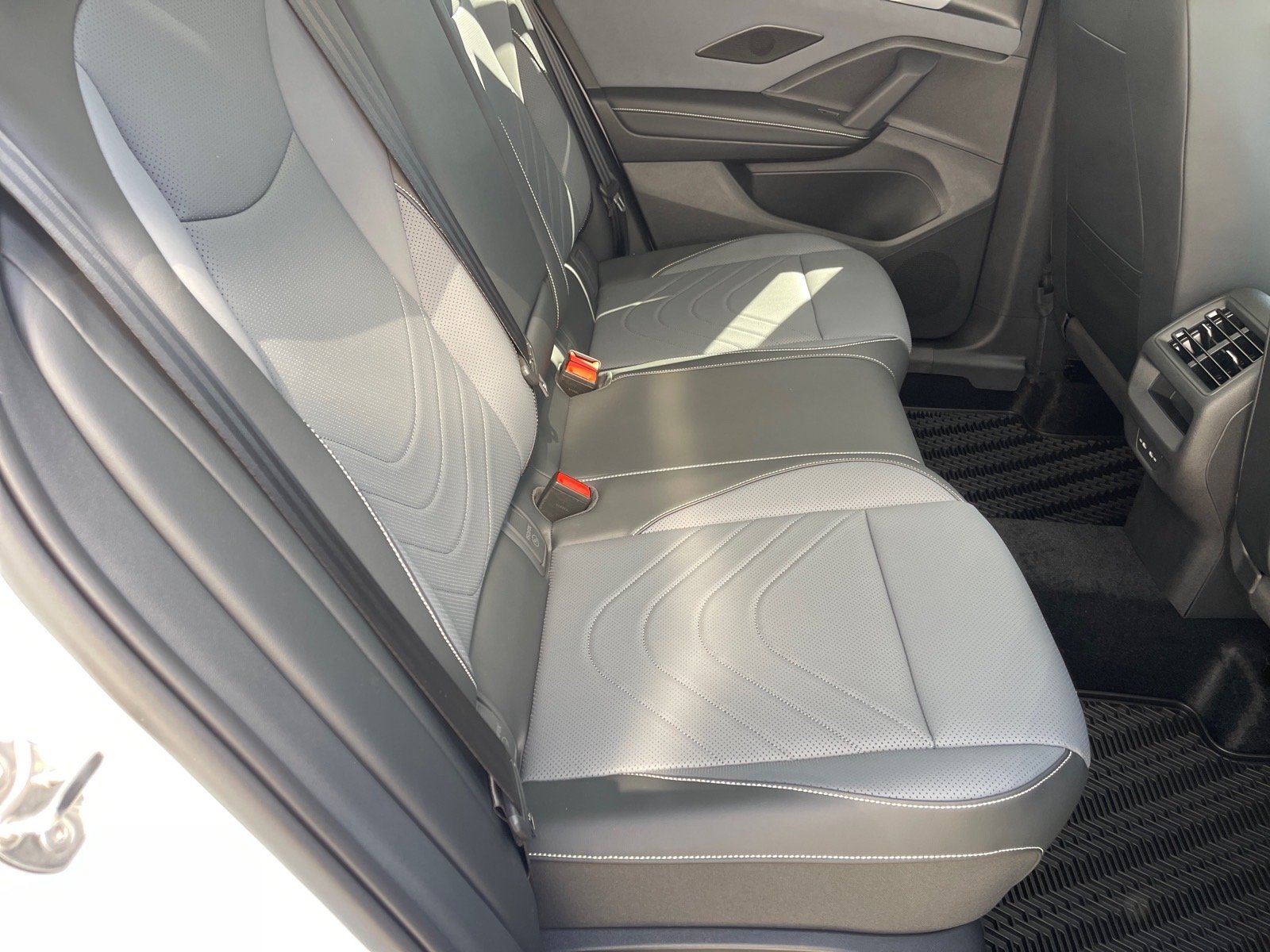 New 2026 Pure White 0q0q Volkswagen SE 4Motion image 17