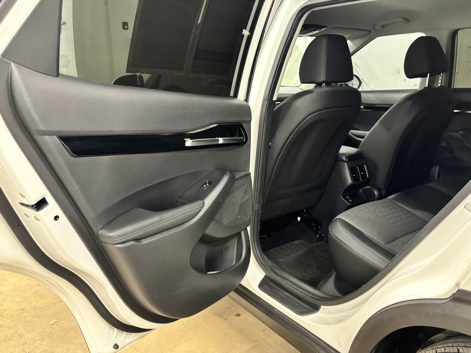Used 2025 White Kia S image 18