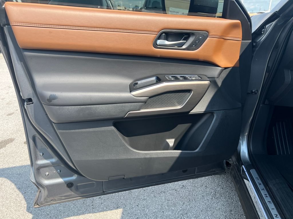 Used 2025 Gray Nissan Platinum image 12