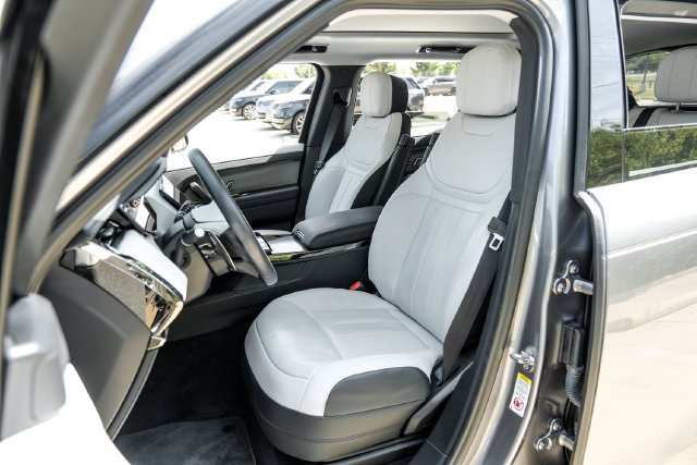 Used 2024  Land Rover Dynamic SE image 42