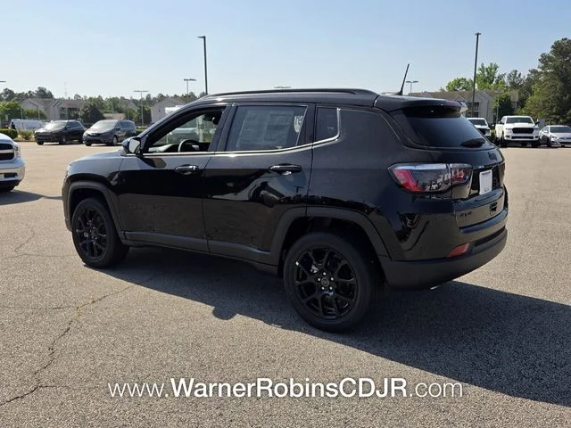 New 2026 Diamond Black Crystal Pearl-Coat Exterior Paint Jeep Latitude image 9