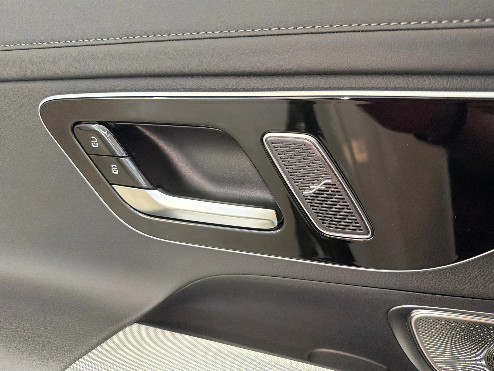 New 2026 White Mercedes-Benz GLC 300 4MATIC SUV image 31