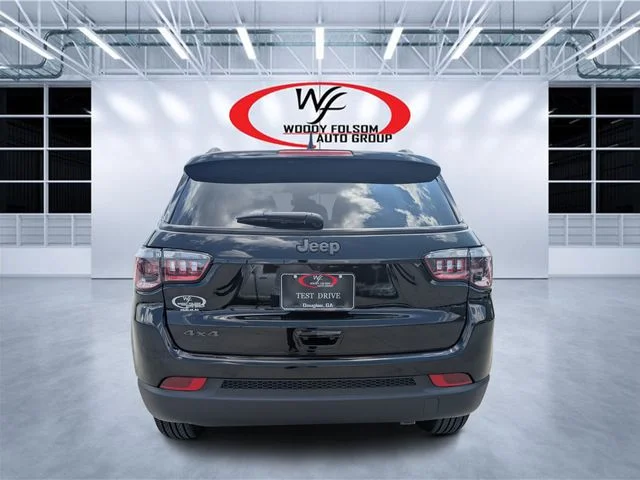 New 2026 Diamond Black Crystal Pearl-Coat Exterior Paint Jeep Latitude image 4