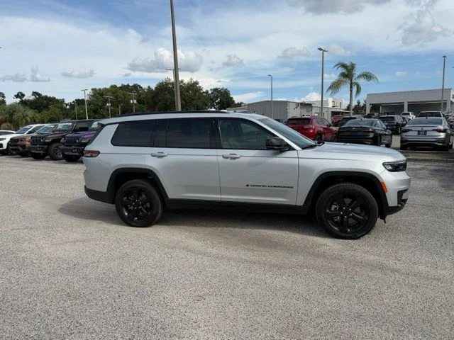 Used 2025 Silver Jeep Altitude X image 6