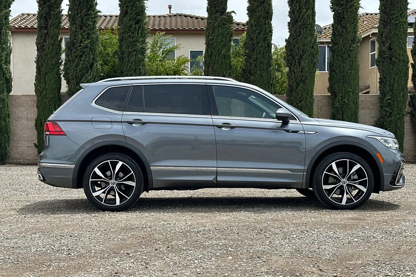 Used 2023 Gray Volkswagen SEL R-Line image 3
