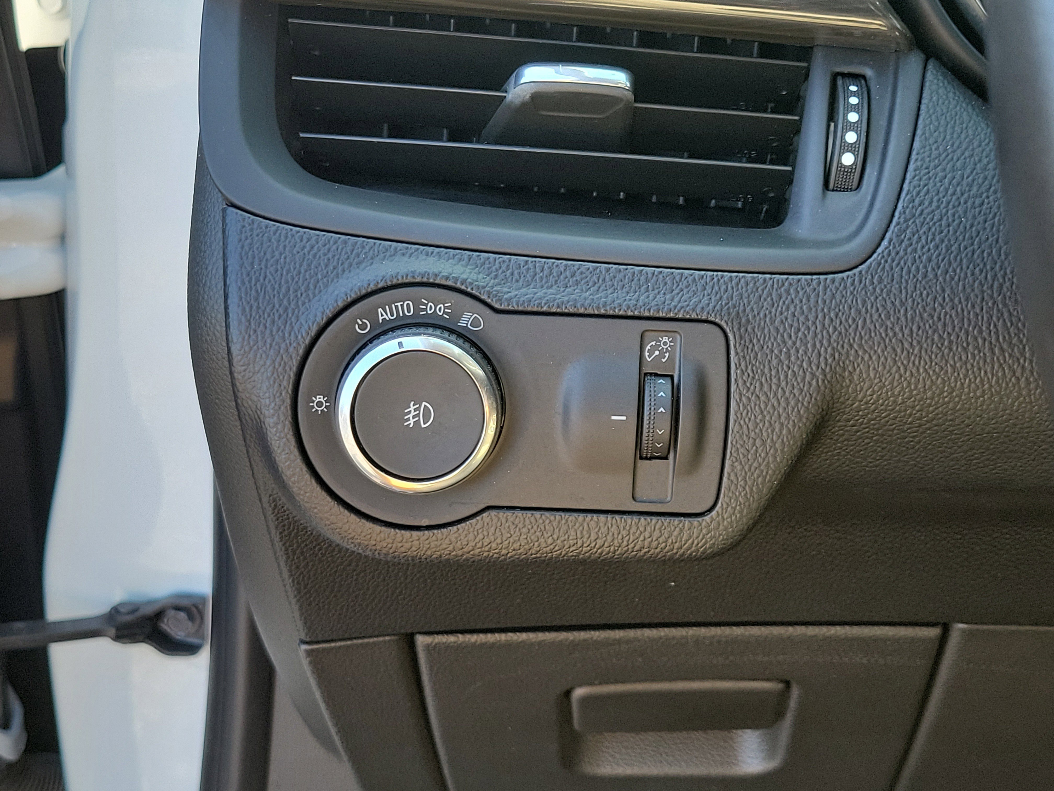 Used 2019 Summit White Buick Essence image 26