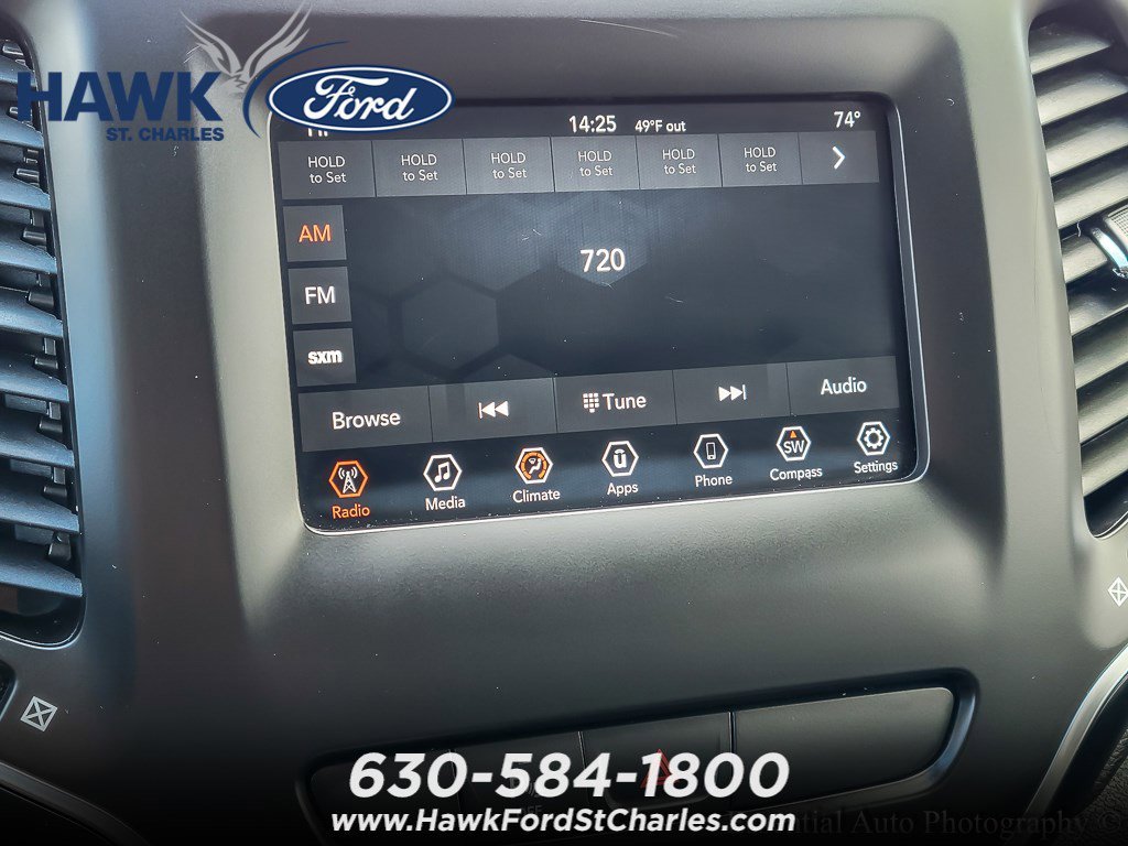 Used 2019 Sting-Gray Clearcoat Jeep Latitude Plus image 12