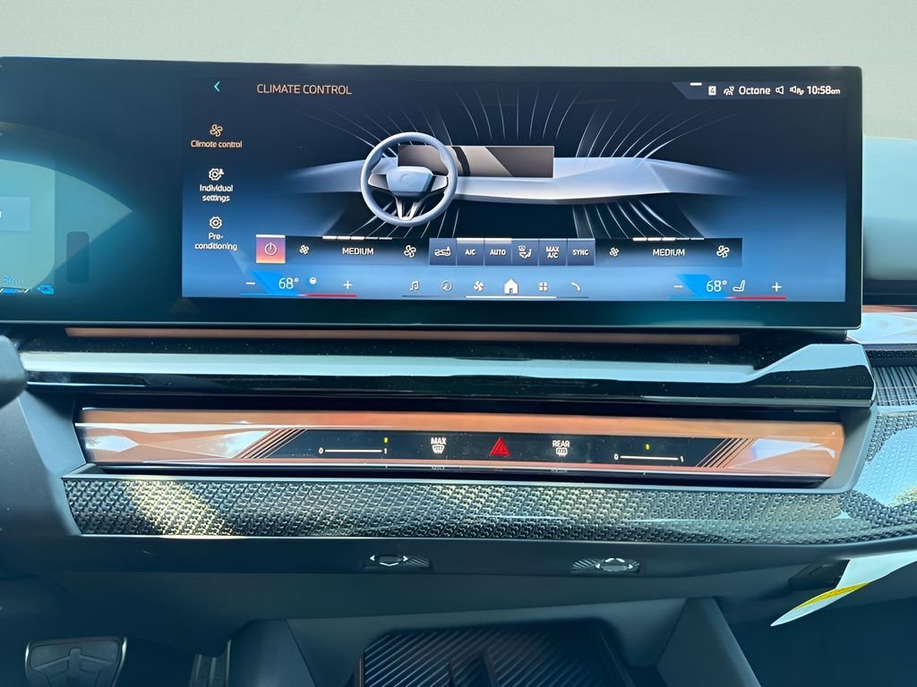 New 2027 Mineral White Metallic BMW 550e xDrive image 18