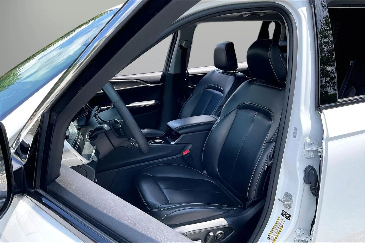 Used 2023 White Jeep Limited image 23