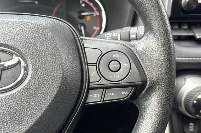 2025 Toyota RAV4 XLE - Photo 29