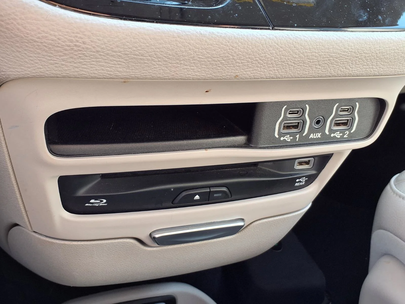Used 2021 Luxury White Pearlcoat Chrysler Touring L image 14