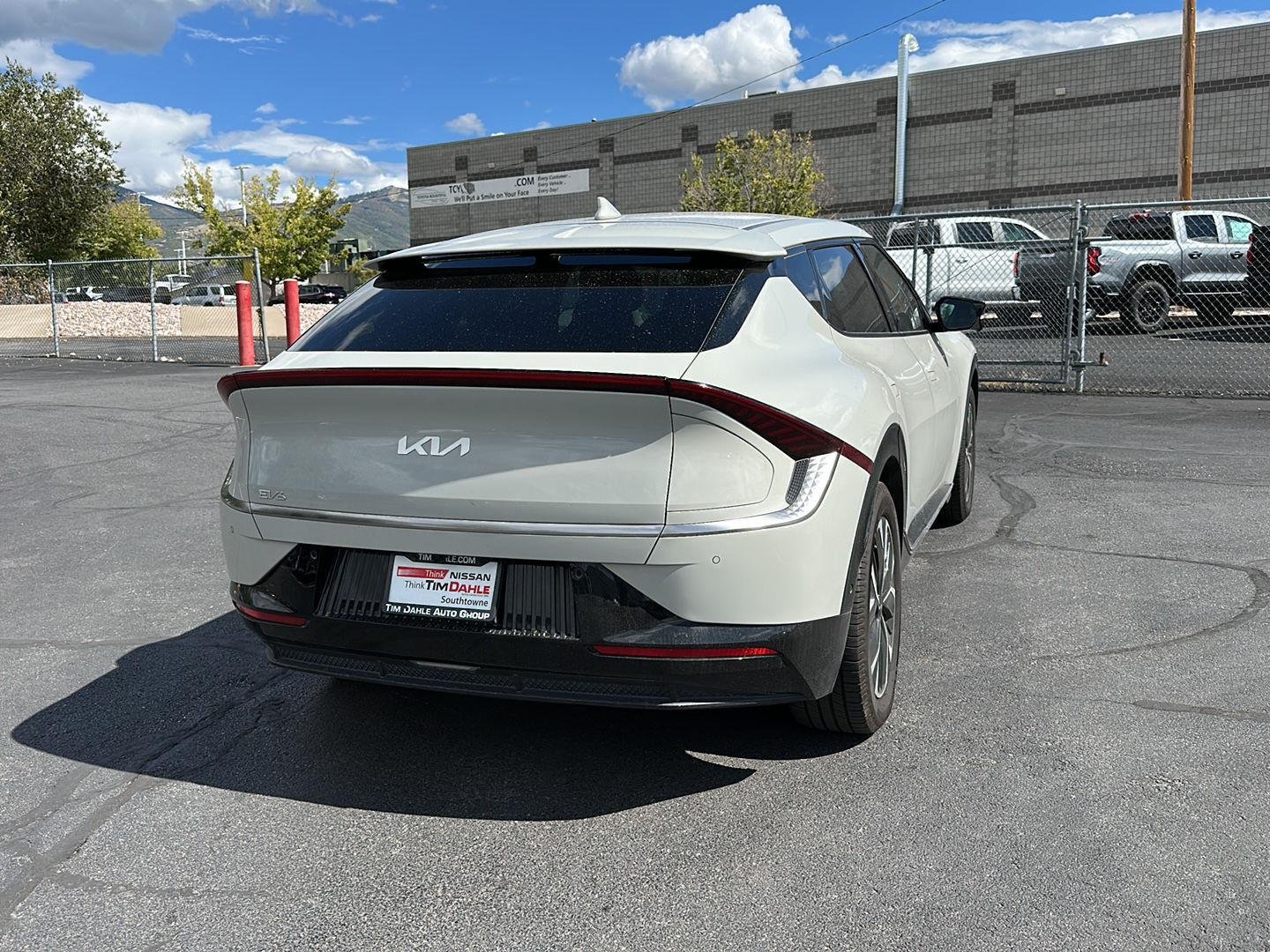 Used 2022 White Kia Wind image 14
